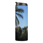 Zwaaiende palmboom onder een heldere hemel thermosbeker (Geroteerd rechts)
