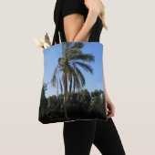 Zwaaiende palmboom onder een heldere hemel tote bag (Dichtbij)