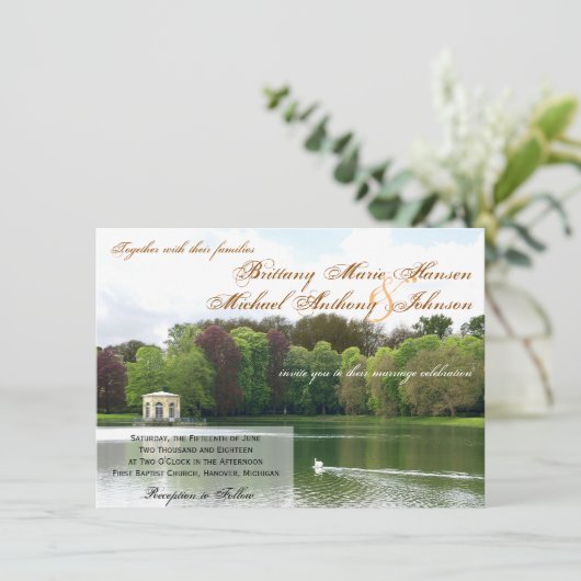 Zwaan bruiloft uitnodiging met groene bomen en mee (Staand voorkant)