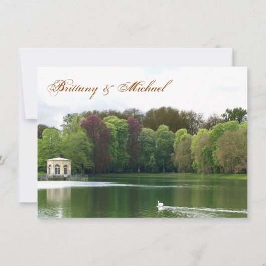 Zwaan bruiloft uitnodiging met groene bomen en mee (Achterkant)