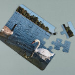Zwaan en eend zwemmen | The Royal Park Londen Legpuzzel<br><div class="desc">Reisfotografie Ronde vijver met zwaan en eend in Kensington Gardens het Royal Park Londen,  UK Europa.</div>