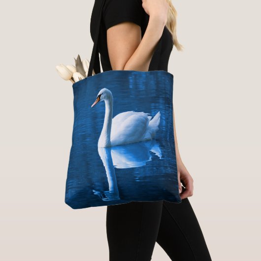 Zwaan op het meer tote bag (Dichtbij)