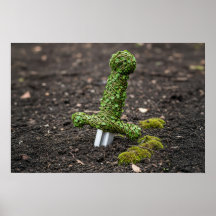 Zwaard in de grond bedekt met bladeren