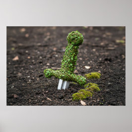 Zwaard in de grond bedekt met bladeren poster