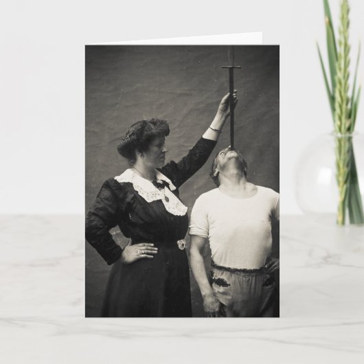 Zwaardslikkerende freakshowartiest uit het circus kaart (Voorkant)