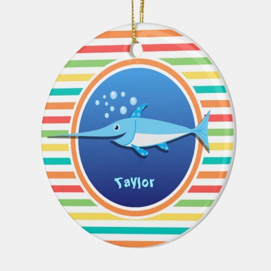 Zwaardvis; heldere regenboogstrepen keramisch ornament (Links)