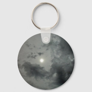 Zwak zonlicht door twee lagen wolken sleutelhanger