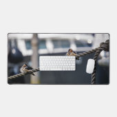 Zwaluw vogeltjes die op een lijn zitten in de have bureaumat (Keyboard & Muis)