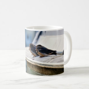 Zwaluw vogeltjes die op een lijn zitten in de have koffiemok