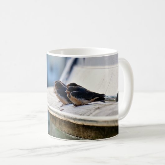 Zwaluw vogeltjes die op een lijn zitten in de have koffiemok (Voorkant rechts)