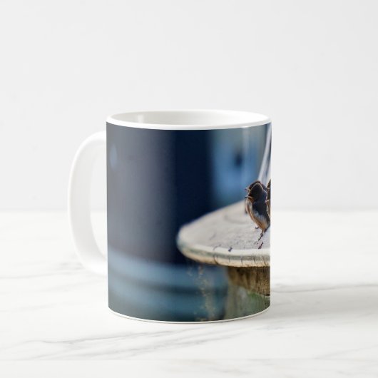 Zwaluw vogeltjes die op een lijn zitten in de have koffiemok (Voorkant links)