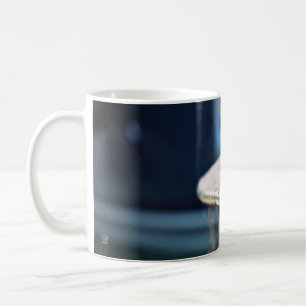 Zwaluw vogeltjes die op een lijn zitten in de have koffiemok