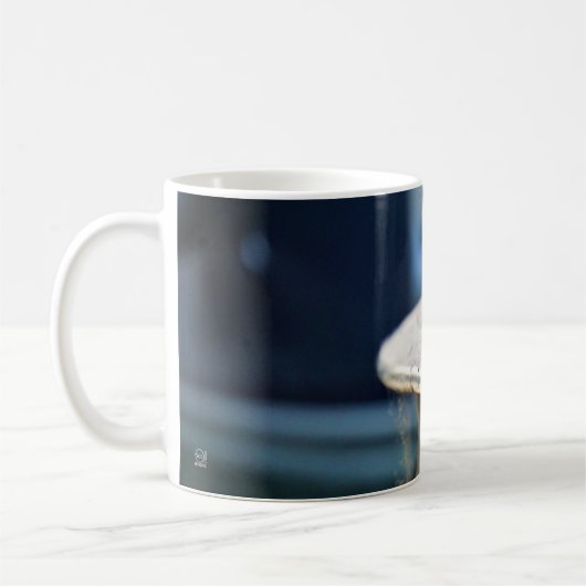 Zwaluw vogeltjes die op een lijn zitten in de have koffiemok (Links)