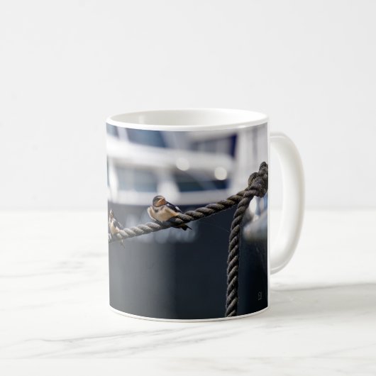 Zwaluw vogeltjes die op een lijn zitten in de have koffiemok (Voorkant rechts)