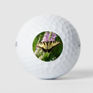Zwaluwstaartvlinder op paarse wilde bloemen golfballen