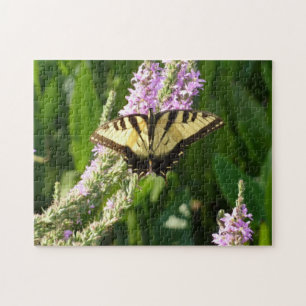 Zwaluwstaartvlinder op paarse wilde bloemen legpuzzel