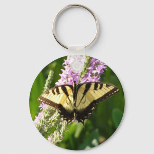 Zwaluwstaartvlinder op paarse wilde bloemen sleutelhanger
