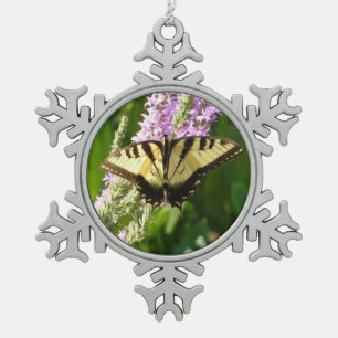 Zwaluwstaartvlinder op paarse wilde bloemen tin sneeuwvlok ornament