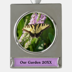 Zwaluwstaartvlinder op paarse wilde bloemen verzilverd banner ornament