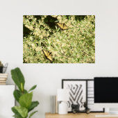 Zwaluwstaartvlinders op bloeiende struik poster (Thuiskantoor)