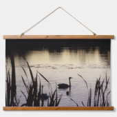 Zwanen bij Dusk Wood Topped Wall Tapestry Hangend Wandkleed (Voorkant)