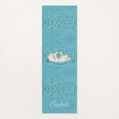 Zwanen & gepersonaliseerde naam op turquoise yogamat (Voorkant)