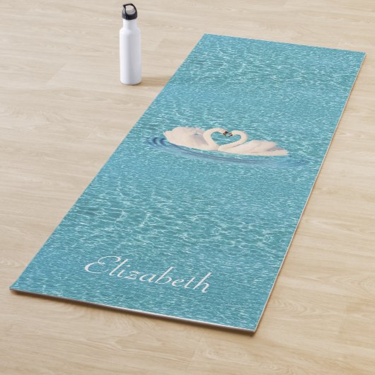 Zwanen & gepersonaliseerde naam op turquoise yogamat (In situ)