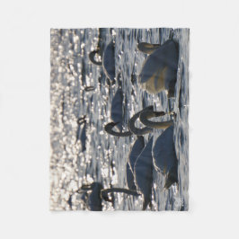 Zwanen in een groep op het water met glinsterend z fleece deken