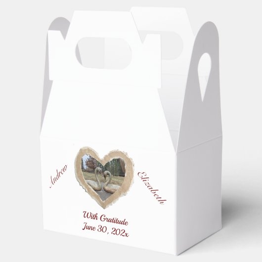 Zwanen in hart bruiloft bedankdoosjes (Geopend)
