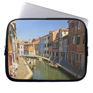 Zwanen in kanaal, Burano eiland, Venetië, Italië Laptop Sleeve