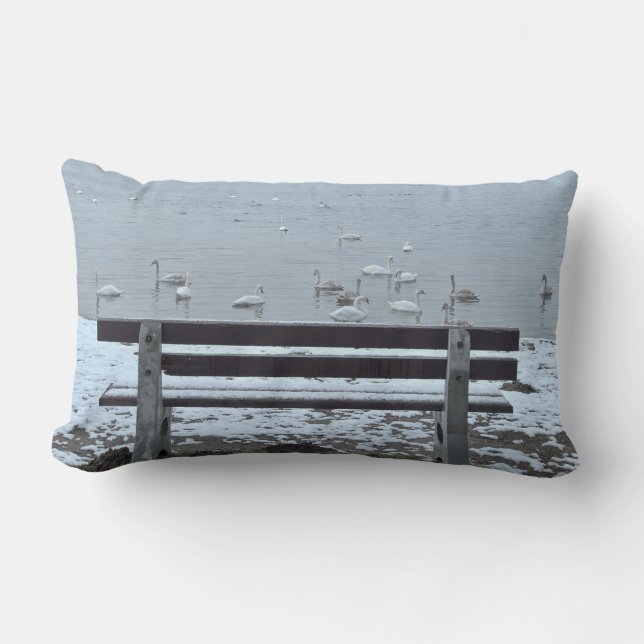 Zwanen, meer en een bank - kussen (Voorkant)