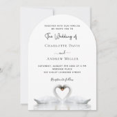 Zwanen verliefd op witte boog bruiloft kaart (Voorkant)