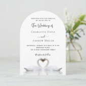 Zwanen verliefd op witte boog bruiloft kaart (Staand voorkant)