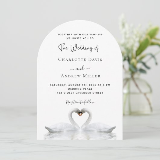 Zwanen verliefd op witte boog bruiloft kaart (Staand voorkant)