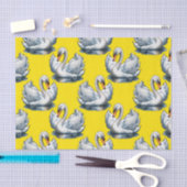 Zwanen Vogels Patroonontwerp Op Geel Tissuepapier (Craft)