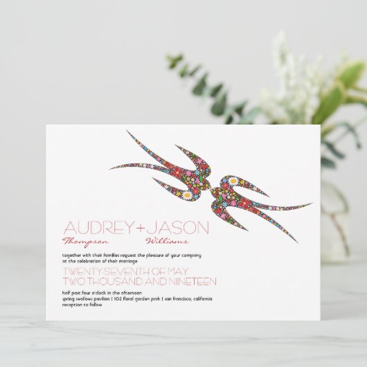 Zwanen zogen en kleurrijke lentbloemen bruiloft kaart (Staand voorkant)