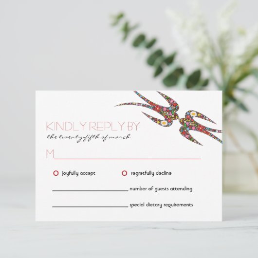 Zwanen zogen en kleurrijke lentbloemen bruiloft RSVP kaartje (Staand voorkant)