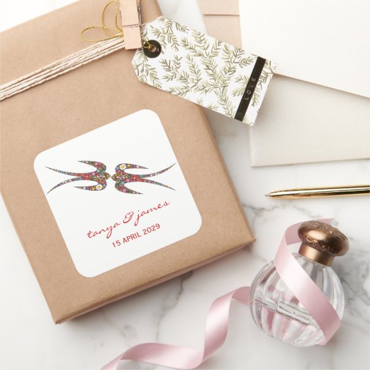 Zwanen zogen en kleurrijke lentbloemen bruiloft vierkante sticker (Geschenken)