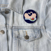 zwanenpaar ronde button 5,7 cm (In situ)