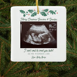 Zwangere kerstboom Decor Ultrasound Baby Keramisch Ornament<br><div class="desc">Het is altijd een goed moment om dit spannende nieuws te delen met je naaste en beste. Perfect kerstcadeauidee voor de oma om met ultrasone foto te zijn. Pas deze unieke aankondigingsvertoning aan, voeg uw details toe en laat iedereen over dit speciale nieuws weten. Geweldig geschenk voor nieuwe ouders en...</div>