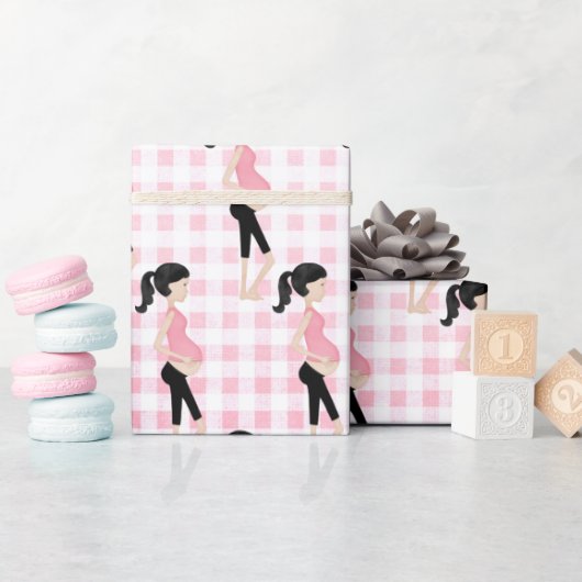 Zwangere moeder op roze gingham cadeaupapier (Baby Shower)