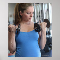 zwangere vrouw die oefent op een gezondheidsclub
