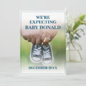 Zwangerschaftsbericht met babyschoenen (Staand voorkant)