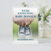 Zwangerschaftsbericht met babyschoenen (Staand voorkant)