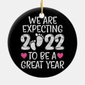 Zwangerschap Aankondiging 2022 Mam Papa om Baby te Keramisch Ornament (Achterkant)