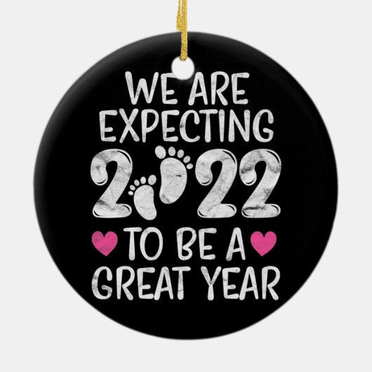 Zwangerschap Aankondiging 2022 Mam Papa om Baby te Keramisch Ornament (Achterkant)