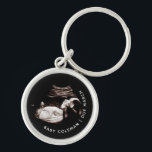 Zwangerschap Baby Sonogram Ultrasound Foto Nieuw m Sleutelhanger<br><div class="desc">Zwangerschap Baby Sonogram Ultrasound Foto New Mam sleutelhanger Kan volledig worden aangepast aan uw behoeften. © Gorjo Design. Gemaakt voor je via het Zazzle platform. // Nota: de foto die wordt gebruikt is een placeholder slechts afbeelding. U zult met uw eigen foto moeten vervangen alvorens opdracht te geven tot/druk uit....</div>