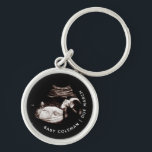 Zwangerschap Baby Sonogram Ultrasound Foto Nieuw m Sleutelhanger<br><div class="desc">Zwangerschap Baby Sonogram Ultrasound Foto New Mam sleutelhanger Kan volledig worden aangepast aan uw behoeften. © Gorjo Design. Gemaakt voor je via het Zazzle platform. // Nota: de foto die wordt gebruikt is een placeholder slechts afbeelding. U zult met uw eigen foto moeten vervangen alvorens opdracht te geven tot/druk uit....</div>