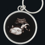 Zwangerschap Baby Sonogram Ultrasound Foto Nieuw m Sleutelhanger<br><div class="desc">Zwangerschap Baby Sonogram Ultrasound Foto New Mam sleutelhanger Kan volledig worden aangepast aan uw behoeften. © Gorjo Design. Gemaakt voor je via het Zazzle platform. // Nota: de foto die wordt gebruikt is een placeholder slechts afbeelding. U zult met uw eigen foto moeten vervangen alvorens opdracht te geven tot/druk uit....</div>