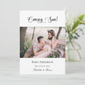 Zwangerschap komt binnenkort zwangere baby fotoroz aankondiging (Staand voorkant)